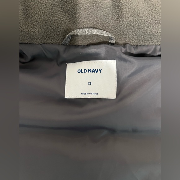 Old Navy gray puffer vest size XS EUC - Picture 6 of 7